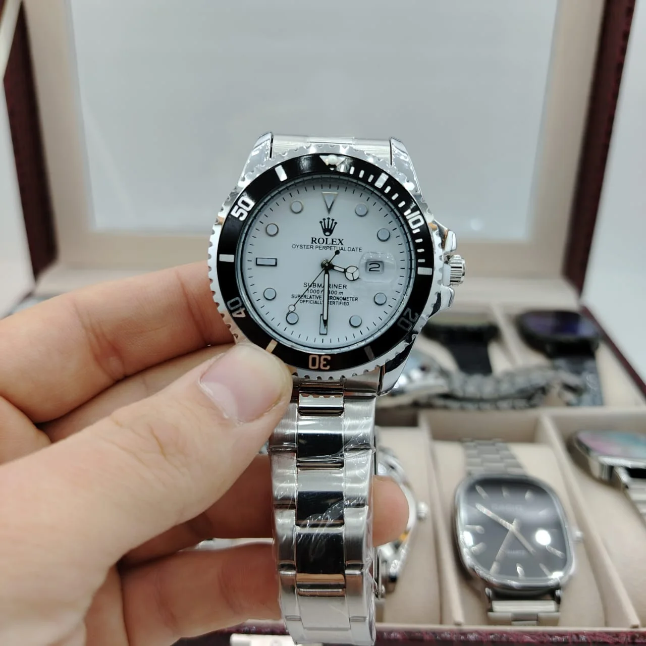 Rolex Submariner Date watch in Oystersteel with a black Cerachrom bezel and a silver dial_2.webp