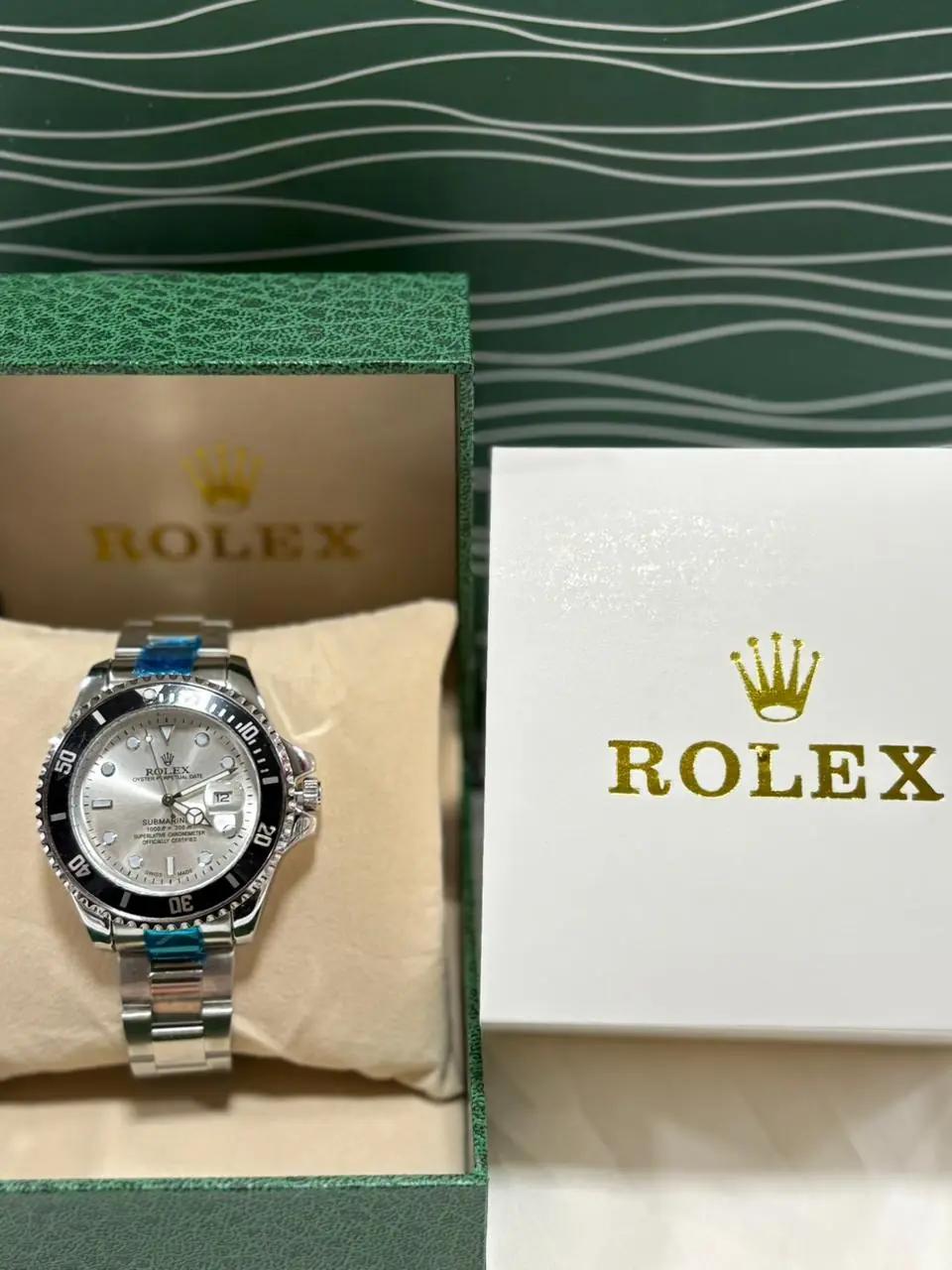 Rolex Submariner Date watch in Oystersteel with a black Cerachrom bezel and a silver dial_1.webp