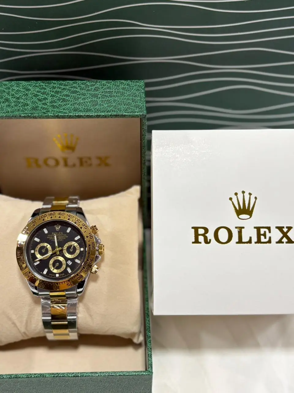 Rolex Cosmograph Daytona in Oystersteel and yellow gold, with a bright black and golden, diamond-set dial(1).webp