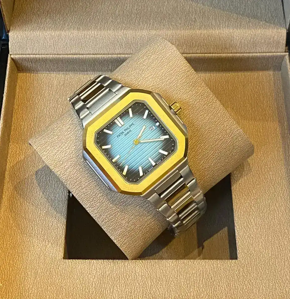 Patek Philippe Cubitus ref. 58211AR-001 watch in stainless steel and 18K rose gold with a blue dial_3.webp