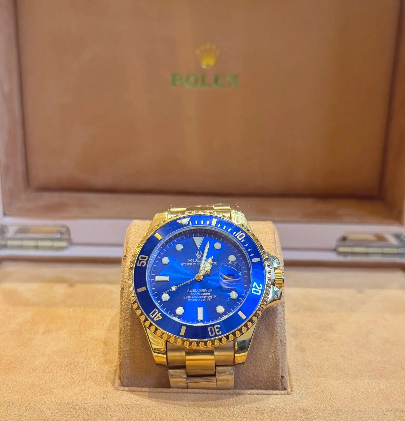 Rolex Submariner Date watch in 18k yellow gold with a blue dial_2.webp